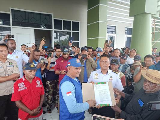 Ketua HNSI Provinsi Papua Selatan, Taufik Latarisa sedang menyerahkan surat pernyataan kepada Kepala KSOP Merauke – Surya Papua/Frans Kobun