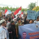 Seribuan nelayan yang membawa spanduk serta bendera Merah Putih dalam aksi demonstrasi yang dilakukan – Surya Papua/Frans Kobun
