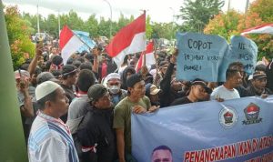 Seribuan nelayan yang membawa spanduk serta bendera Merah Putih dalam aksi demonstrasi yang dilakukan – Surya Papua/Frans Kobun