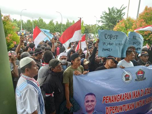 Seribuan nelayan yang membawa spanduk serta bendera Merah Putih dalam aksi demonstrasi yang dilakukan – Surya Papua/Frans Kobun