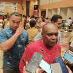 Bupati Merauke, Romanus Mbaraka sedang menandatangani SK CPNS formasi 2018 – Surya Papua/Frans Kobun