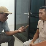 hasan Hasan Matdoan, calon anggota DPR Provinsi Papua Selatan sedang diwawancarai – Surya Papua/Frans Kobun