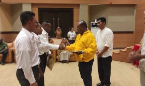 Bupati Merauke, Romanus Mbaraka sedang menyerahkan SK PNS kepada tiga perwakilan – Surya Papua/Frans Kobun