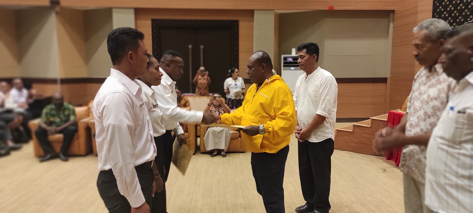 Bupati Merauke, Romanus Mbaraka sedang menyerahkan SK PNS kepada tiga perwakilan – Surya Papua/Frans Kobun