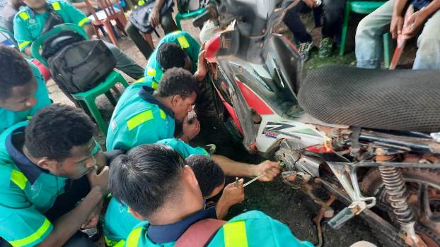 Aktivitas pembongkaran motor untuk diperbaiki – Surya Papua/IST