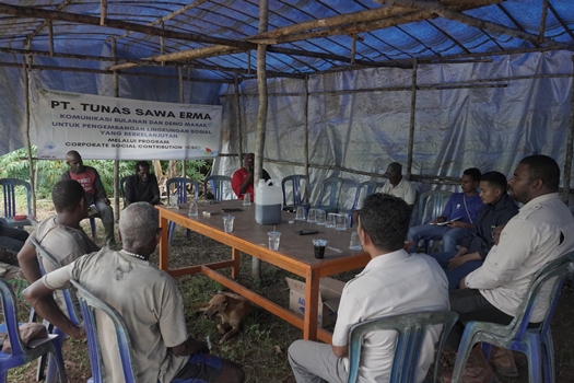 Diskusi pihak perusahan bersama masyarakat setempat – Surya Papua/IST