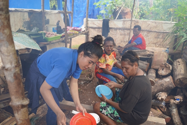 Demo masak mama-mama bersama pihak perusahan – Surya Papua/IST