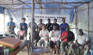 Foto bersama pihak perusahan dan masyarakat Kampung Kukurantap – Surya Papua/IST