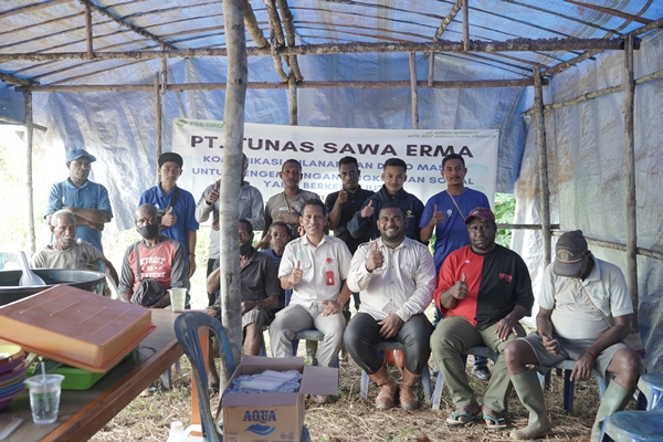 Foto bersama pihak perusahan dan masyarakat Kampung Kukurantap – Surya Papua/IST