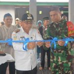 Wakil Bupati Boven Digoel, Lexi Romel Wagiu yang ditandai pengguntingan pita – Surya Papua/IST