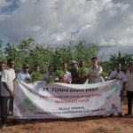 Foto bersama pihak perusahan dan para guru serta siswa usai panen palawija – Surya Papua/IST