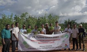Foto bersama pihak perusahan dan para guru serta siswa usai panen palawija – Surya Papua/IST