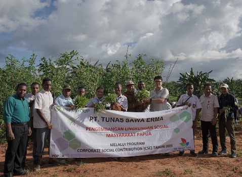 Foto bersama pihak perusahan dan para guru serta siswa usai panen palawija – Surya Papua/IST