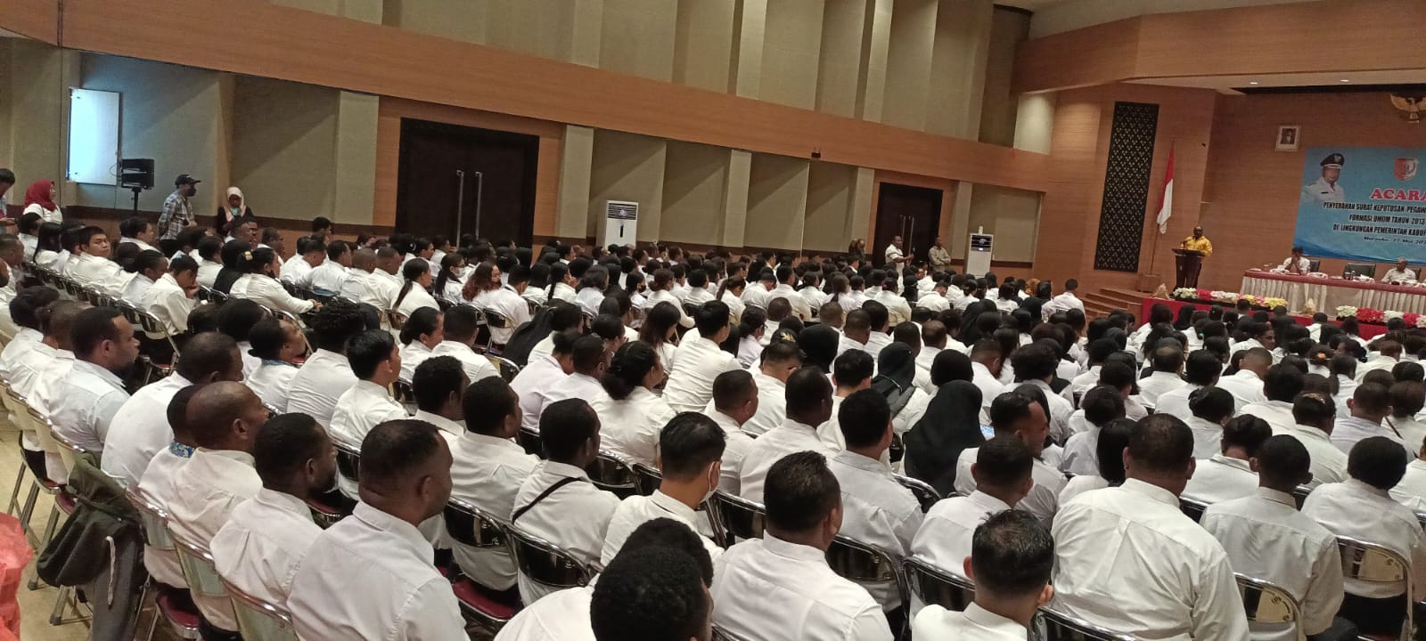 PNS dilingkungan Pemkab Merauke yang menerima SK dari Bupati Merauke, Romanus Mbaraka – Surya Papua/Frans Kobun