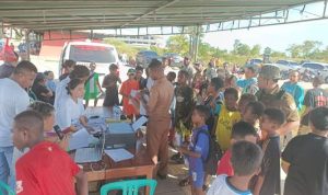 Ratusan anak saat melakukan registrasi untuk mengikuti latihan – Surya Papua/Frans Kobun