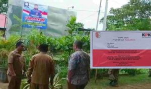 Plang yang dipasang di taman satwa milik Frederikus Gebze oleh KPK namun kini telah raib – Surya Papua/Frans Kobun
