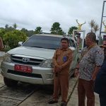 Kepala Satgas V KPK RI, Dian Patria didamoingi Bupati Merauke, Romanus Mbaraka melakukan pemeriksaan kendaraan di halaman kantor bupati – Surya Papua/Frans Kobun