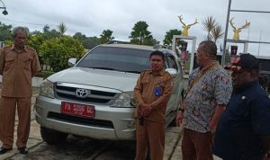 Kepala Satgas V KPK RI, Dian Patria didamoingi Bupati Merauke, Romanus Mbaraka melakukan pemeriksaan kendaraan di halaman kantor bupati – Surya Papua/Frans Kobun