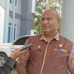 Kepala Badan Pengelola Perbatasan Kabupaten Merauke, Rekianus Samkakai berikan keterangan pers – Surya Papua/Frans Kobun