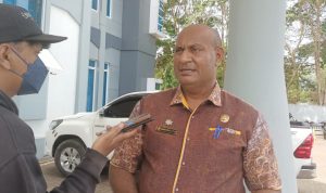 Kepala Badan Pengelola Perbatasan Kabupaten Merauke, Rekianus Samkakai berikan keterangan pers – Surya Papua/Frans Kobun