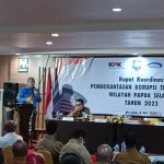 Kepala Satgas V KPK RI, Dian Patria sedang memberikan materi pada rapat koordinasi pemberantasan korupsi – Surya Papua/Frans Kobun