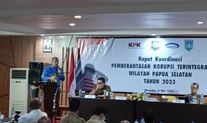 Kepala Satgas V KPK RI, Dian Patria sedang memberikan materi pada rapat koordinasi pemberantasan korupsi – Surya Papua/Frans Kobun