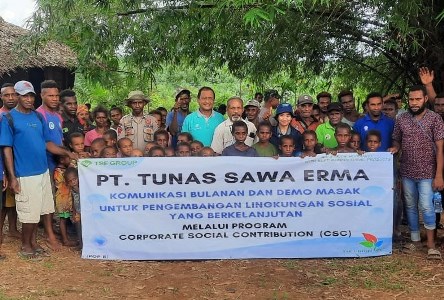 Foto bersama pihak perusahan dan masyarakat usai penyuluhan kesehatan – Surya Papua/IST