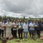 Pihak perusahan bersama masyarakat foto bersama sambil menunjuk semangka yang dipanen – Surya Papua/IST