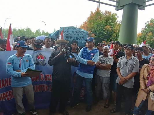 Paskhalis Imadawa didampingi Ketua HNSI Provinsi Papua, Taufik Latarisa serta pengurus lain sedang lakukan orasi – Surya Papua/Frans Kobun