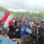 Seribuan nelayan yang memadati Kantor Pelabuhan Perikanan Merauke