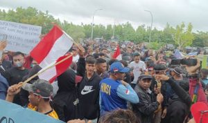 Seribuan nelayan yang memadati Kantor Pelabuhan Perikanan Merauke