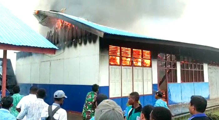 Kebakaran aula dan bengkel las SMK Santo Antonius Merauke – Surya Papua/Frans Kobun