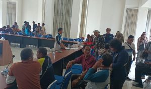 Petani yang melakukan pertemuan bersama Bupati Merauke, Romanus Mbaraka beberapa waktu lalu – Surya Papua/Frans Kobun