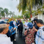 Kepala Badan Keuangan dan Aset Daerah Kabupaten Merauke, Elias Mite sedang berikan keterangan – Surya Papua/Frans Kobun