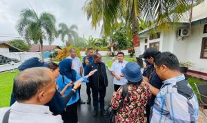 Kepala Badan Keuangan dan Aset Daerah Kabupaten Merauke, Elias Mite sedang berikan keterangan – Surya Papua/Frans Kobun