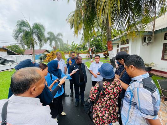 Kepala Badan Keuangan dan Aset Daerah Kabupaten Merauke, Elias Mite sedang berikan keterangan – Surya Papua/Frans Kobun