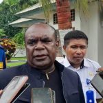 Bupati Merauke, Romanus Mbaraka sedang berikan keterangan pers kepada sejumlah wartawan – Surya Papua/Frans Kobun