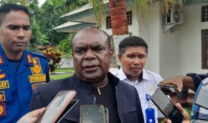 Bupati Merauke, Romanus Mbaraka sedang berikan keterangan pers kepada sejumlah wartawan – Surya Papua/Frans Kobun