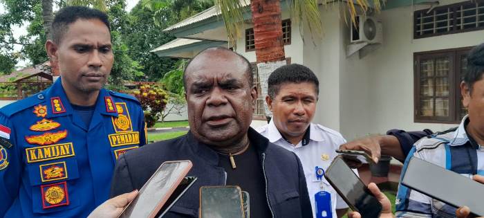 Bupati Merauke, Romanus Mbaraka sedang berikan keterangan pers kepada sejumlah wartawan – Surya Papua/Frans Kobun