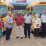 Penyerahan kunci mobil oleh Bupati Merauke, Romanus Mbaraka kepada Pastor John Kandam, Pr – Surya Papua/Frans Kobun