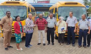 Penyerahan kunci mobil oleh Bupati Merauke, Romanus Mbaraka kepada Pastor John Kandam, Pr – Surya Papua/Frans Kobun