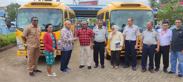 Penyerahan kunci mobil oleh Bupati Merauke, Romanus Mbaraka kepada Pastor John Kandam, Pr – Surya Papua/Frans Kobun