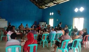 Puluhan masyarakat di Kampung Wrnda Sari saat mendatangi kantor kampung setempat – Surya Papua/Frans Kobun
