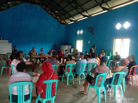 Puluhan masyarakat di Kampung Wrnda Sari saat mendatangi kantor kampung setempat – Surya Papua/Frans Kobun