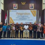 Bupati Merauke, Romanus Mbaraka bersama Kepala Badan Keuangan dan Aset Daerah setempat, Elias Mite foto bersama BPK – Surya Papua/IST