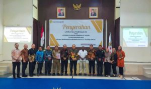 Bupati Merauke, Romanus Mbaraka bersama Kepala Badan Keuangan dan Aset Daerah setempat, Elias Mite foto bersama BPK – Surya Papua/IST