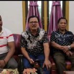 Ketua Flobamora Kabupaten Merauke, Arnoldus Moda didampingi dua pengurus sedang berikan keterangan pers – Surya Papua/Frans Kobun