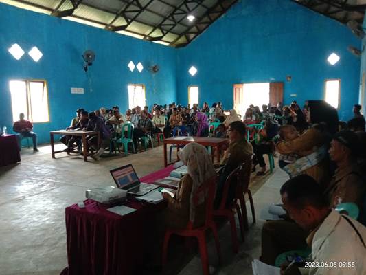 Pertemuan yang berlangsung di Balai Kampung Wenda Sari – Surya Papua/IST