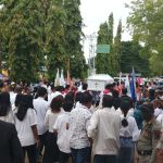 Ribuan orang yang menghantar almarhum Benjamin Latumahina ke tempat peristirahatan terakhir – Surya Papua/Frans Kobun