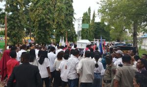 Ribuan orang yang menghantar almarhum Benjamin Latumahina ke tempat peristirahatan terakhir – Surya Papua/Frans Kobun